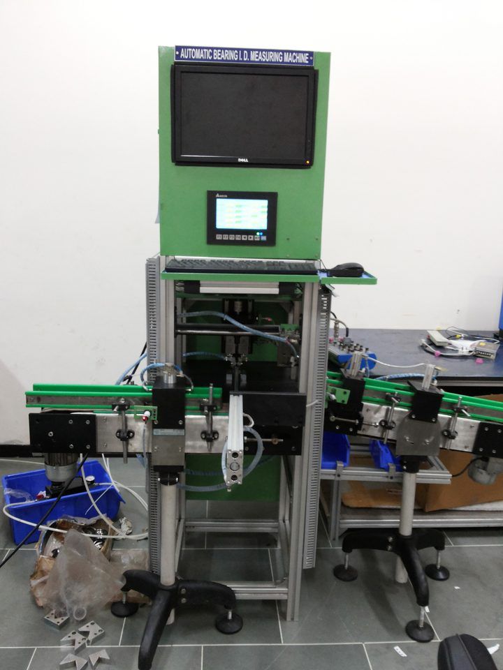 Automatic bearing inner diameter measuring machine with HMI and conveyor feed