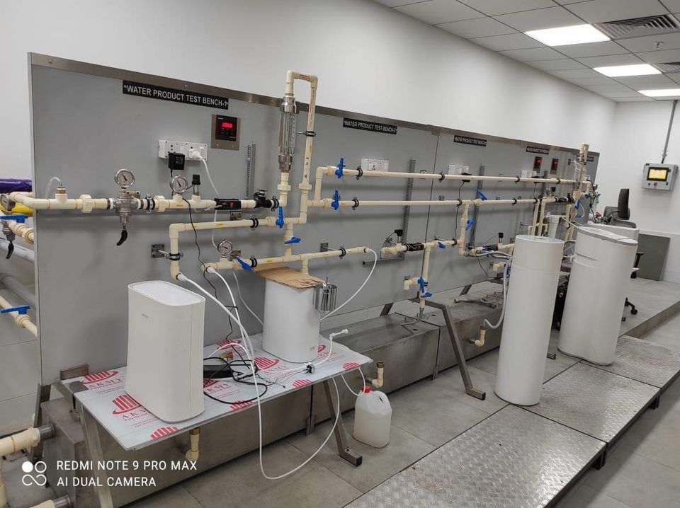 Multi-station water product test bench for flow and pressure testing